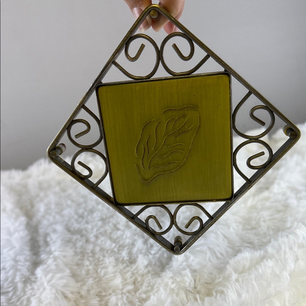 Decorative Metal Wall Art with Leaf Design T30